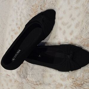 Vivaia Women's Black Knotted Pointed-Toe Flats